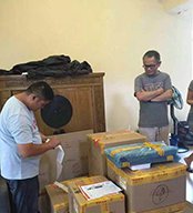 北京国际搬家公司安排工人穿上工服、鞋套分区域作业